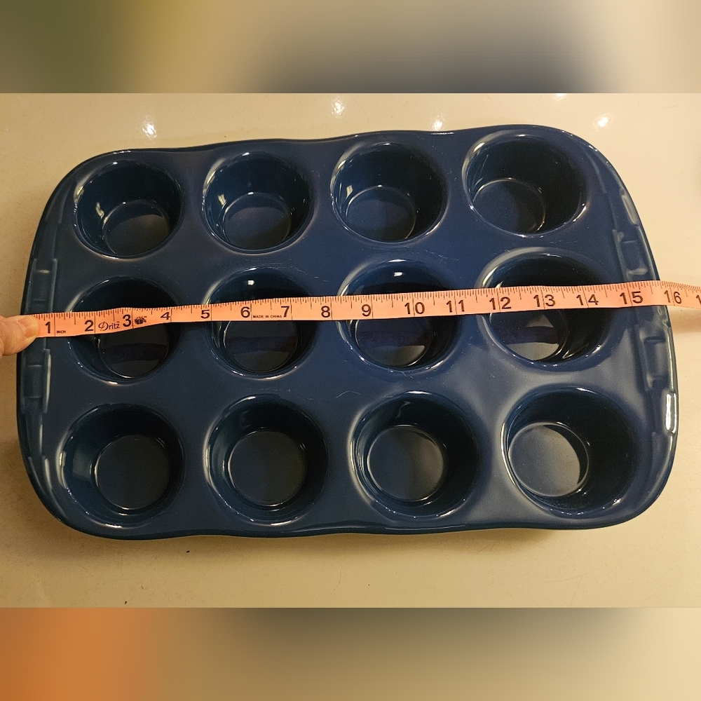 Longaberger Pottery Cornflower Blue Woven Traditions Full-Size Muffin Pan - Picture 3 of 4